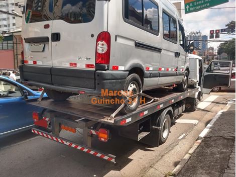 Reboque de Van na Rua Nelson Gama de Oliveira