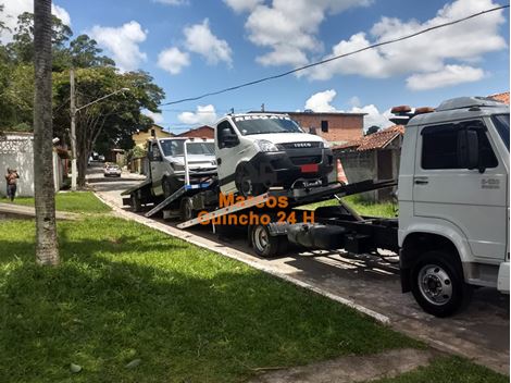 Reboque na Rua Nelson Gama de Oliveira