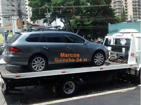 Remoção de Carro na Rua Nelson Gama de Oliveira